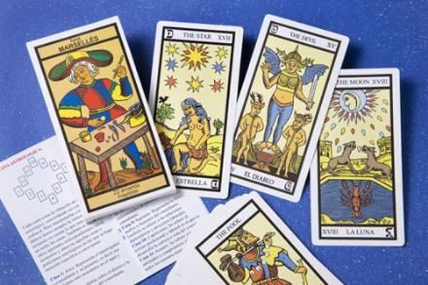 TAROT DE MARSELLA - Moderno baraja seis cartas de una secuencia completa  del Tarot de Marsella en la tradición. Arriba, de izquierda a derecha - el  hombre colgantes, el nombre de tarjeta
